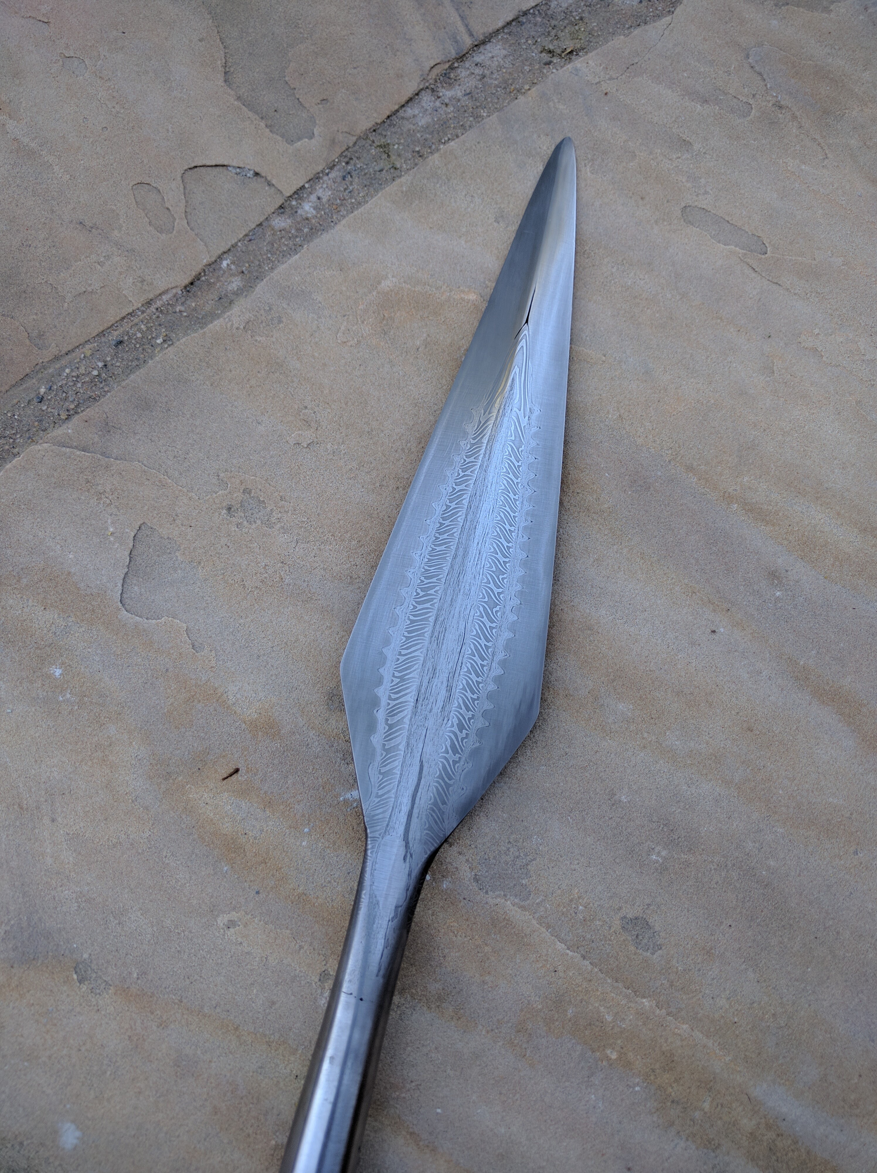 Spear with a wolf tooth pattern